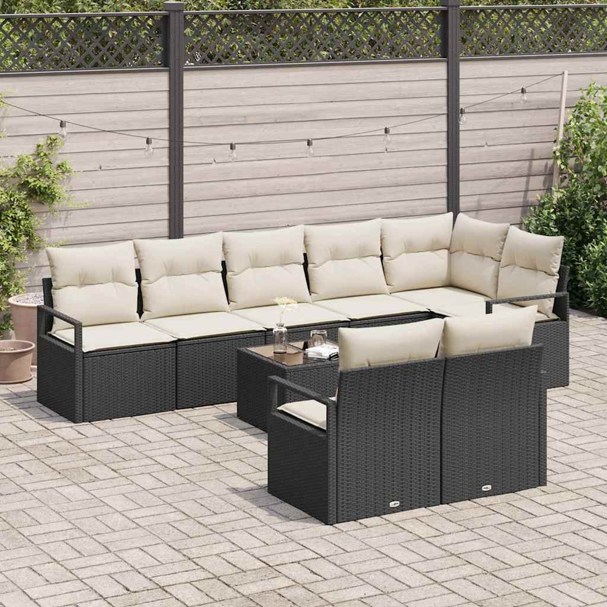 Outdoor-Ecksofa mit cremefarbenen Kissen, einem kleinen Tisch und zwei Stühlen auf einer gepflasterten Terrasse. Holzzaun im Hintergrund.
