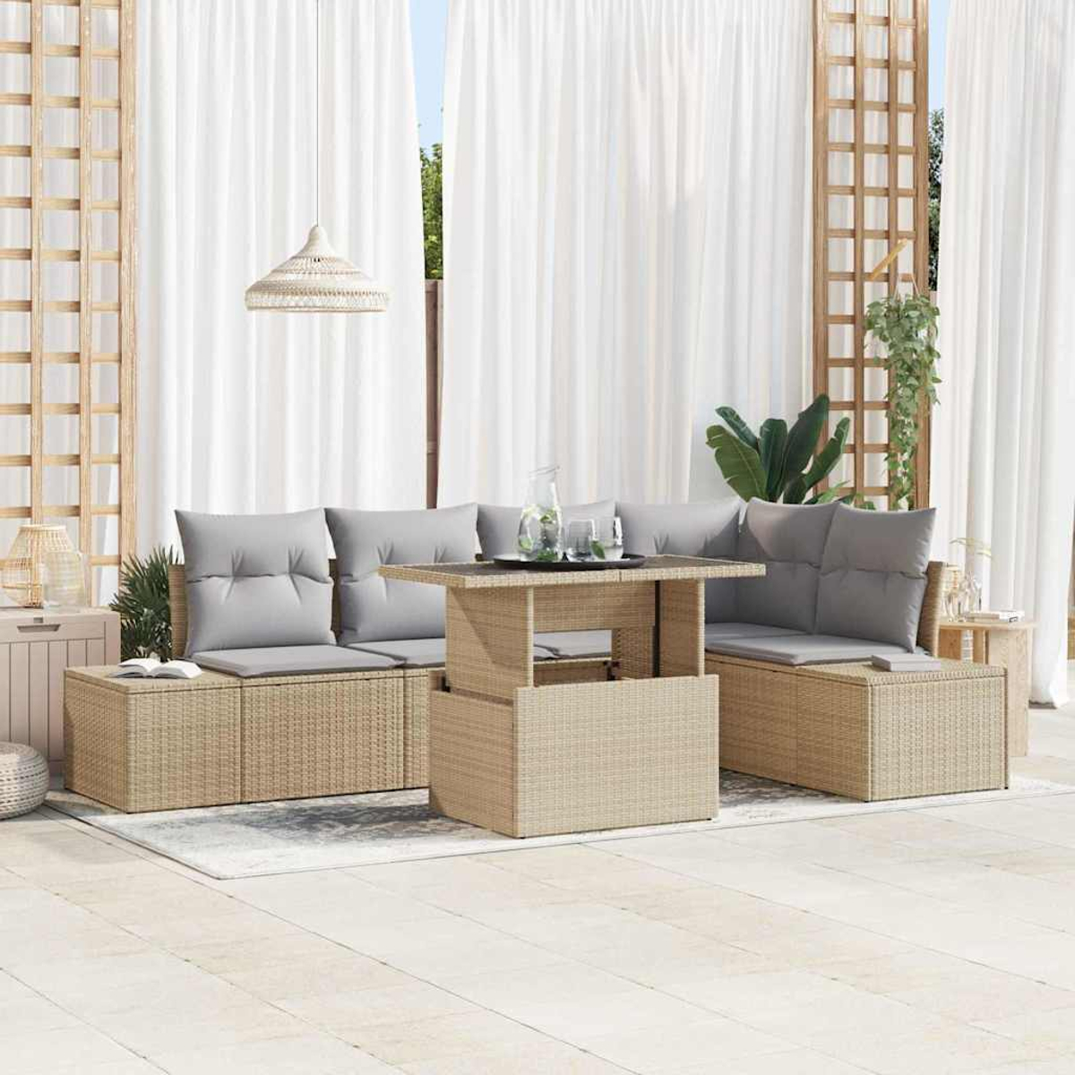 Gartenmöbel-Set mit beigen Korbmöbeln, grauen Kissen und einem Tisch mit Hubfunktion. Weiße Vorhänge und eine Hängelampe im Hintergrund.