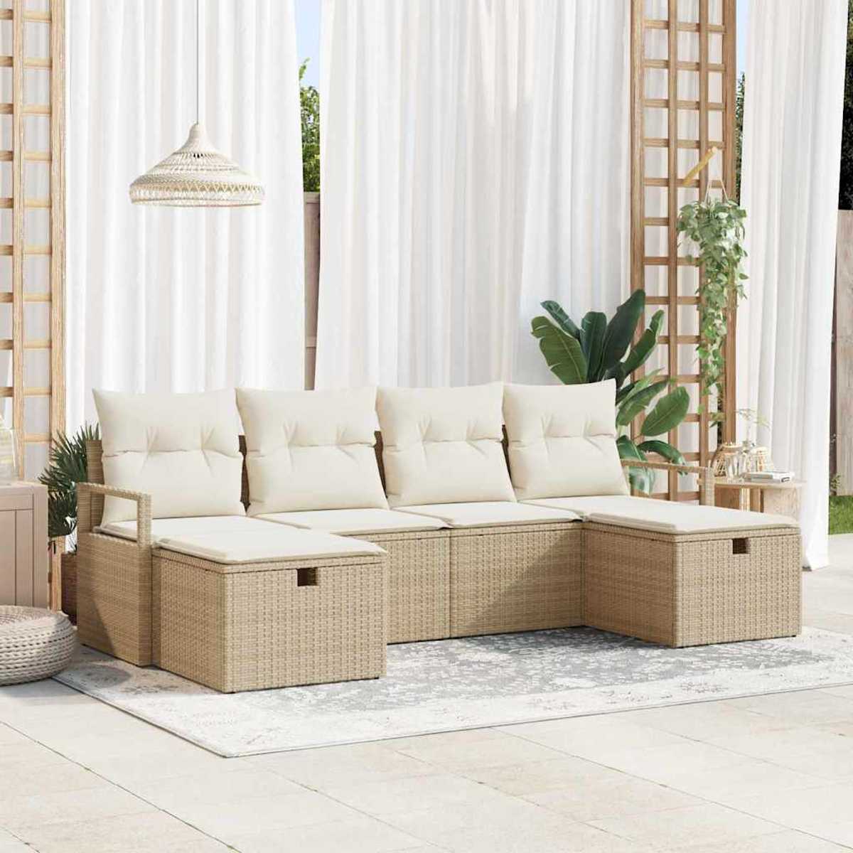 Outdoor-Ecksofa mit cremefarbenen Kissen. Beigefarbene gewebte Basis. Weiße Vorhänge und ein Spalier im Hintergrund. Ein Teppich auf der Terrasse.