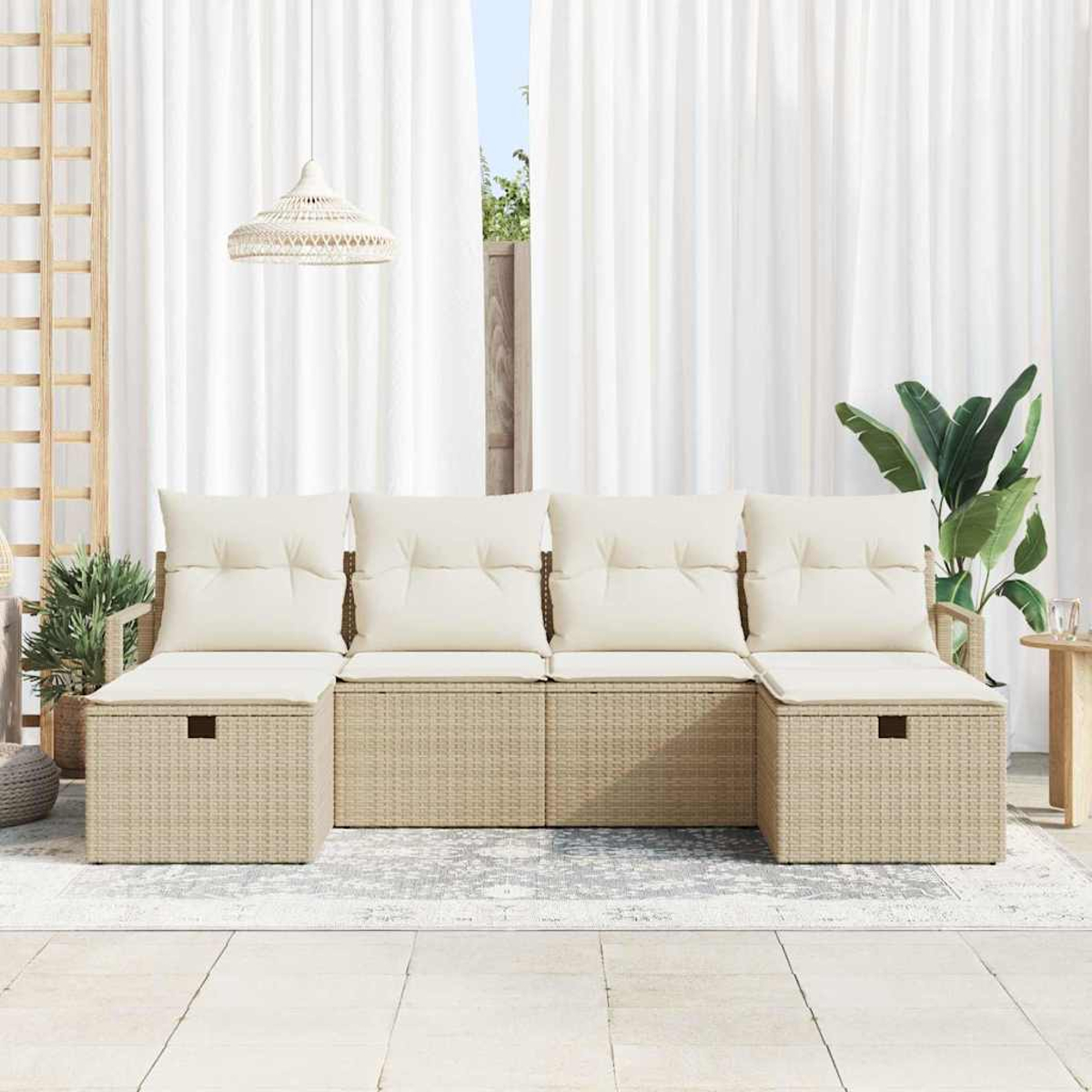 Outdoor-Korbsessel mit cremefarbenen Kissen. Weiße Vorhänge im Hintergrund. Pflanzen an den Seiten. Neutrale Farbpalette.