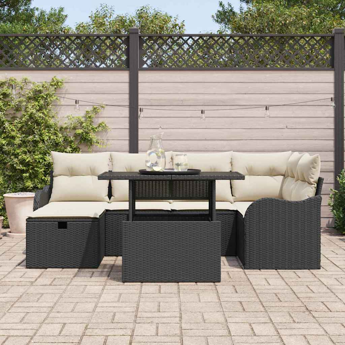 Garten-Terrassenset mit schwarzen Korbmöbeln und beigen Kissen. Enthält einen Tisch, ein Sofa und einen Stuhl. Der Hintergrund zeigt einen Zaun.