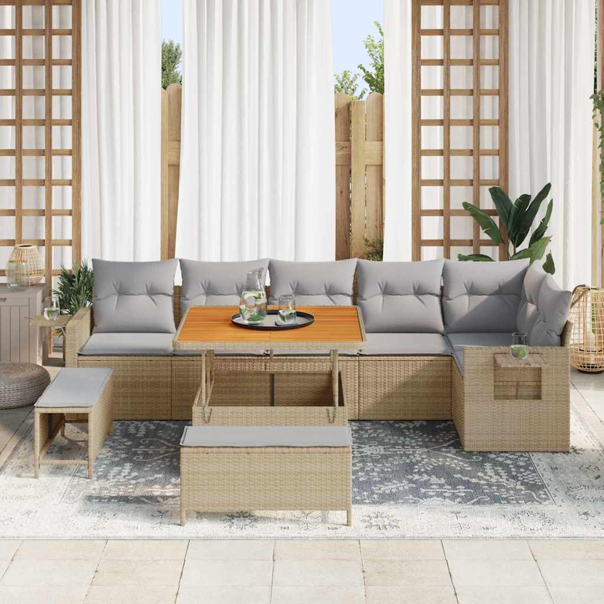 Outdoor-Ecksofa mit grauen Kissen, Holztisch mit Getränken und Sitzbank. Weiße Vorhänge und Holzzaun im Hintergrund.