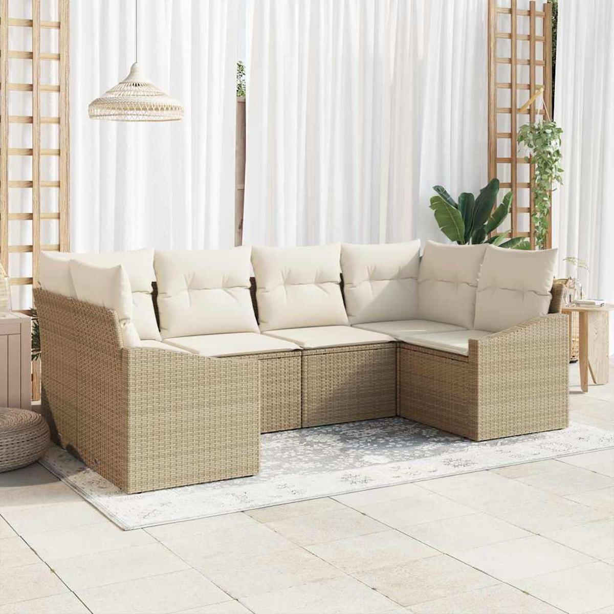 Outdoor-Ecksofa mit cremefarbenen Kissen. Beiges Korbgewebe auf einem gemusterten Teppich. Weiße Vorhänge und eine Hängelampe im Hintergrund.