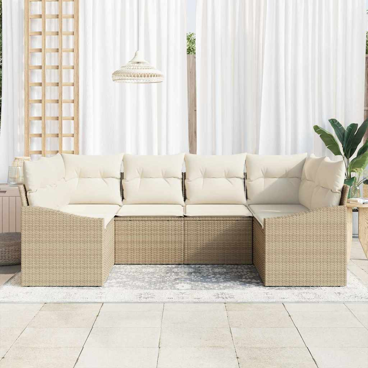 Outdoor-Ecksofa mit cremefarbenen Kissen. Beigefarbener Rattanrahmen. Weiße Vorhänge und eine gewebte Leuchte. Eine Topfpflanze befindet sich rechts.