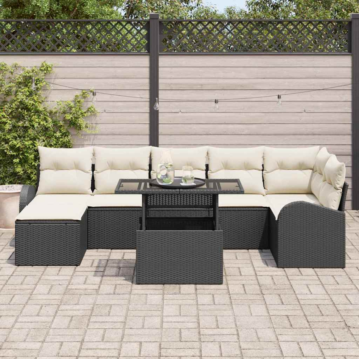 Garten-Terrassenset mit dunkelgrauen Möbeln, cremefarbenen Kissen und einem Tisch mit Glasplatte. Holzzaun-Hintergrund mit Pflanzen.