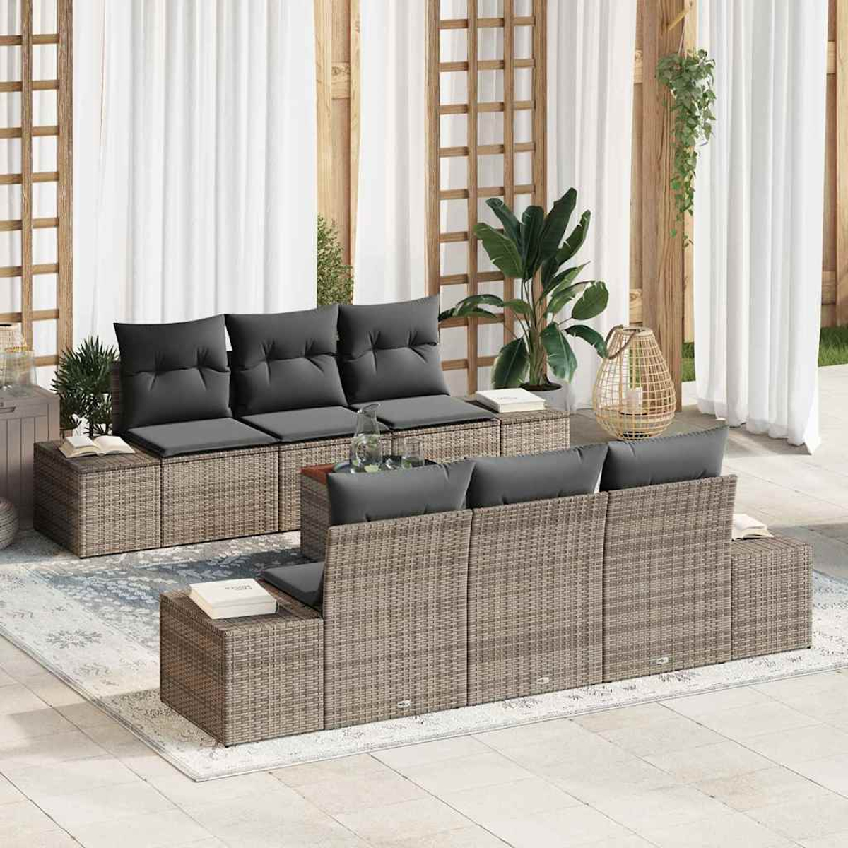 Gartenmöbel-Set mit grauen Kissen. Enthält ein Sofa, Beistelltische und dekorative Pflanzen in einer Patio-Umgebung mit weißen Vorhängen.
