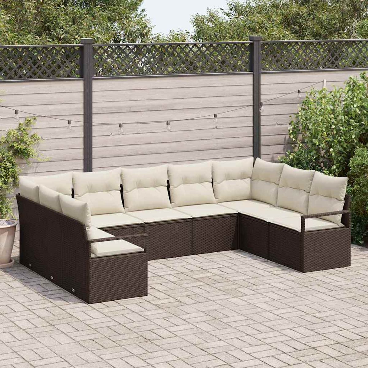 Outdoor-Ecksofa mit beigen Kissen und braunem Korbgeweberahmen. Das Sofa steht auf einer Ziegelterrasse mit Holzzaun im Hintergrund.