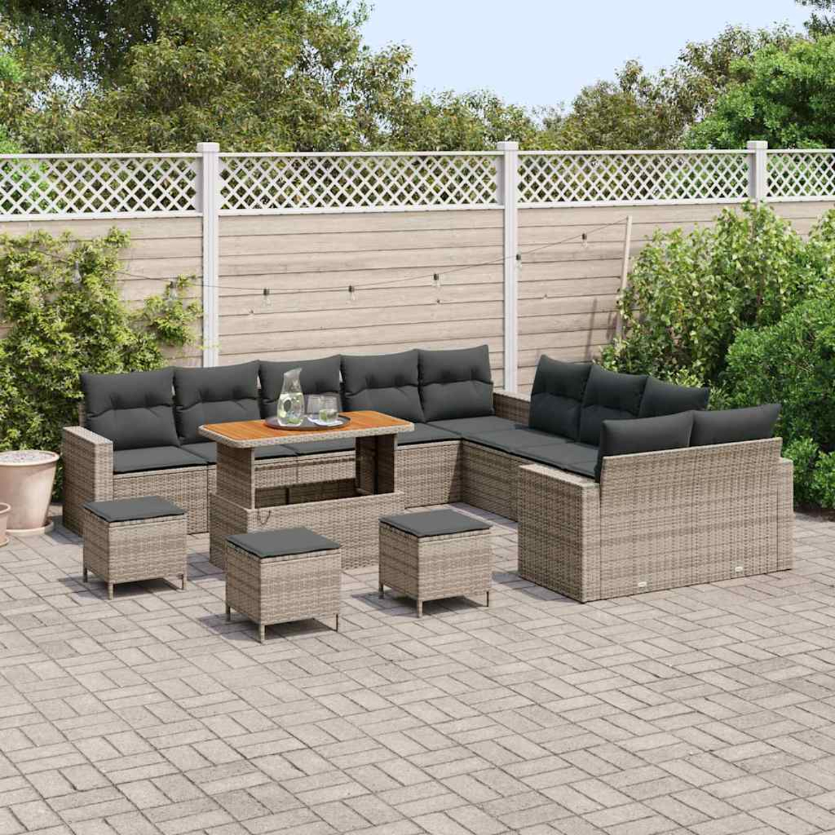 Garten-Sofa-Set mit grauen Kissen, einem Holztisch und passenden Ottomanen auf einer Ziegelterrasse, umgeben von Grün und einem Zaun.
