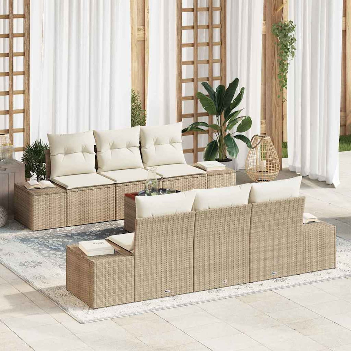 Gartenmöbel-Set mit beigefarbenen Kissen und Korbflechtrahmen. Weiße Vorhänge, Pflanzen und eine dekorative Laterne.