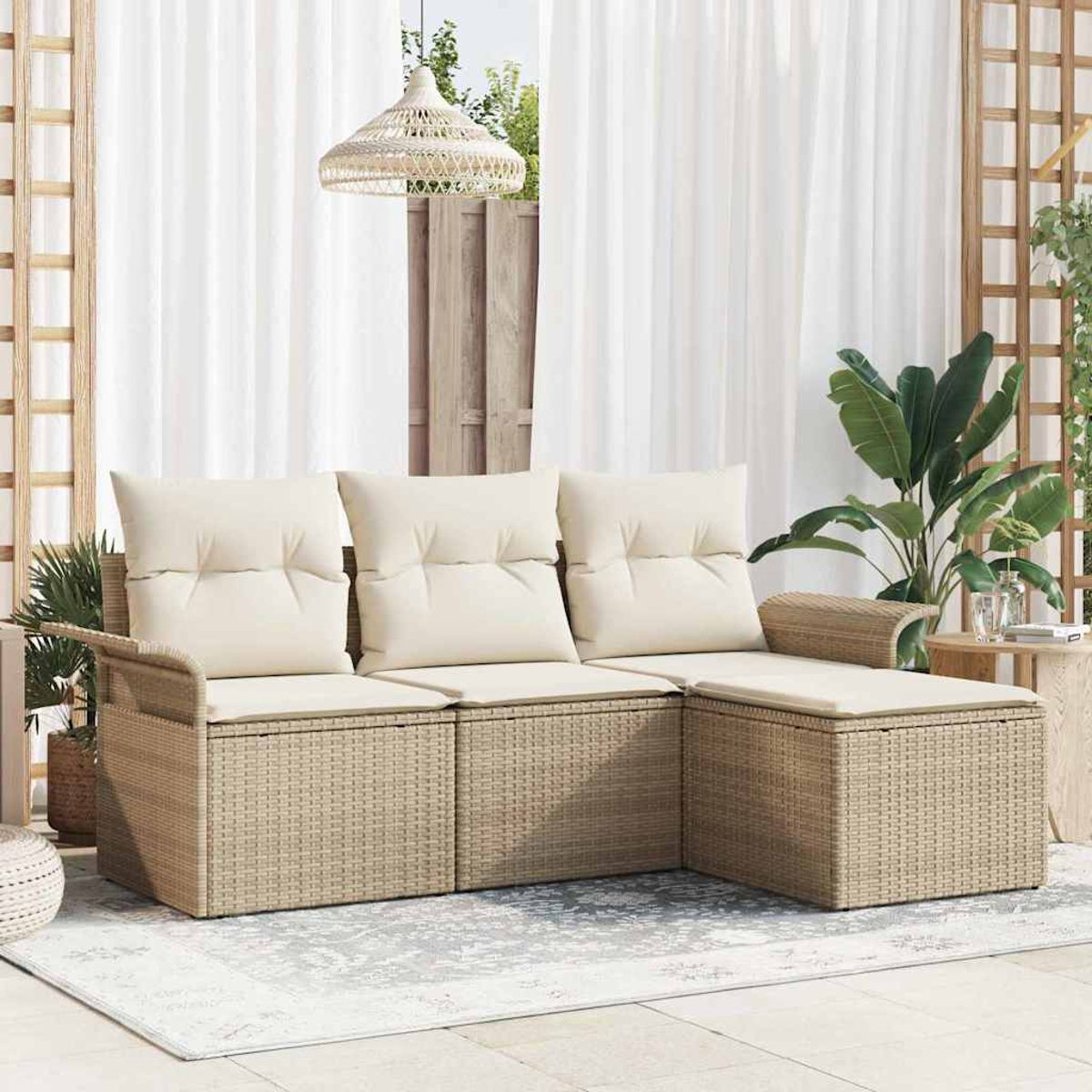 Ein Ecksofa mit cremefarbenen Kissen steht auf einer Terrasse mit Teppich. Weiße Vorhänge und Pflanzen bilden den Hintergrund.