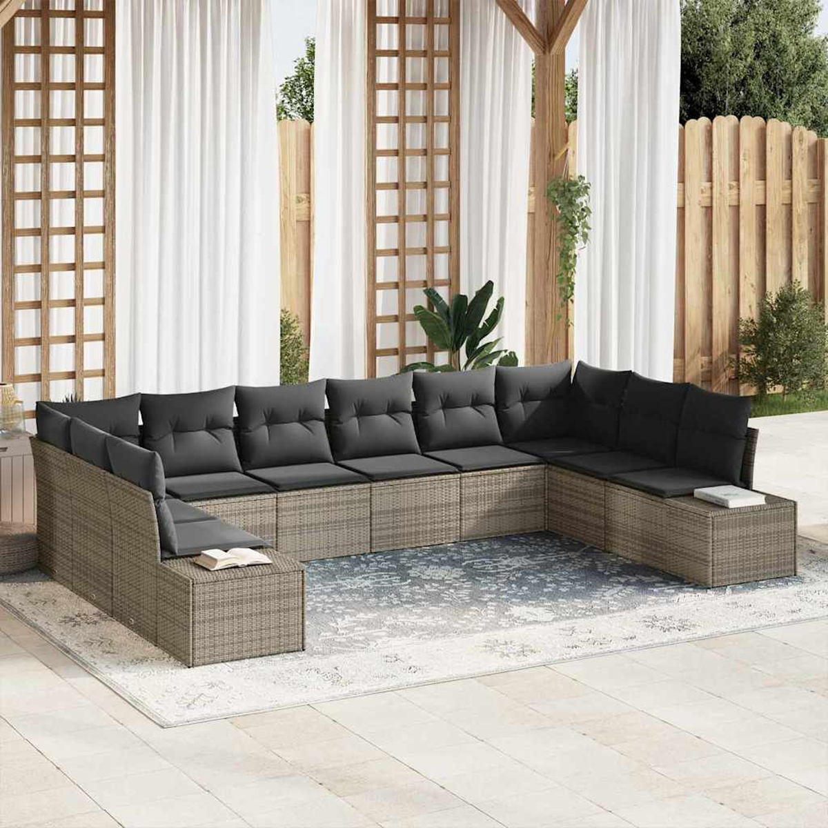 Outdoor-Ecksofa mit grauen Kissen und Korbgeflechtrahmen auf einem gemusterten Teppich. Weiße Vorhänge und Holzgitter im Hintergrund.