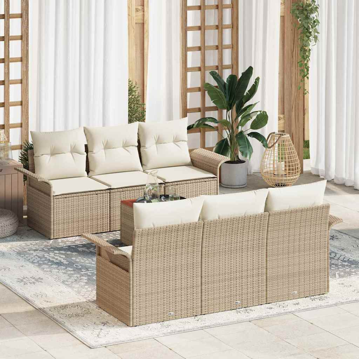 Outdoor-Geflechtmöbel-Set mit cremefarbenen Kissen. Beinhaltet ein Sofa, ein Loveseat und einen kleinen Tisch. Der Hintergrund zeigt Pflanzen und Vorhänge.