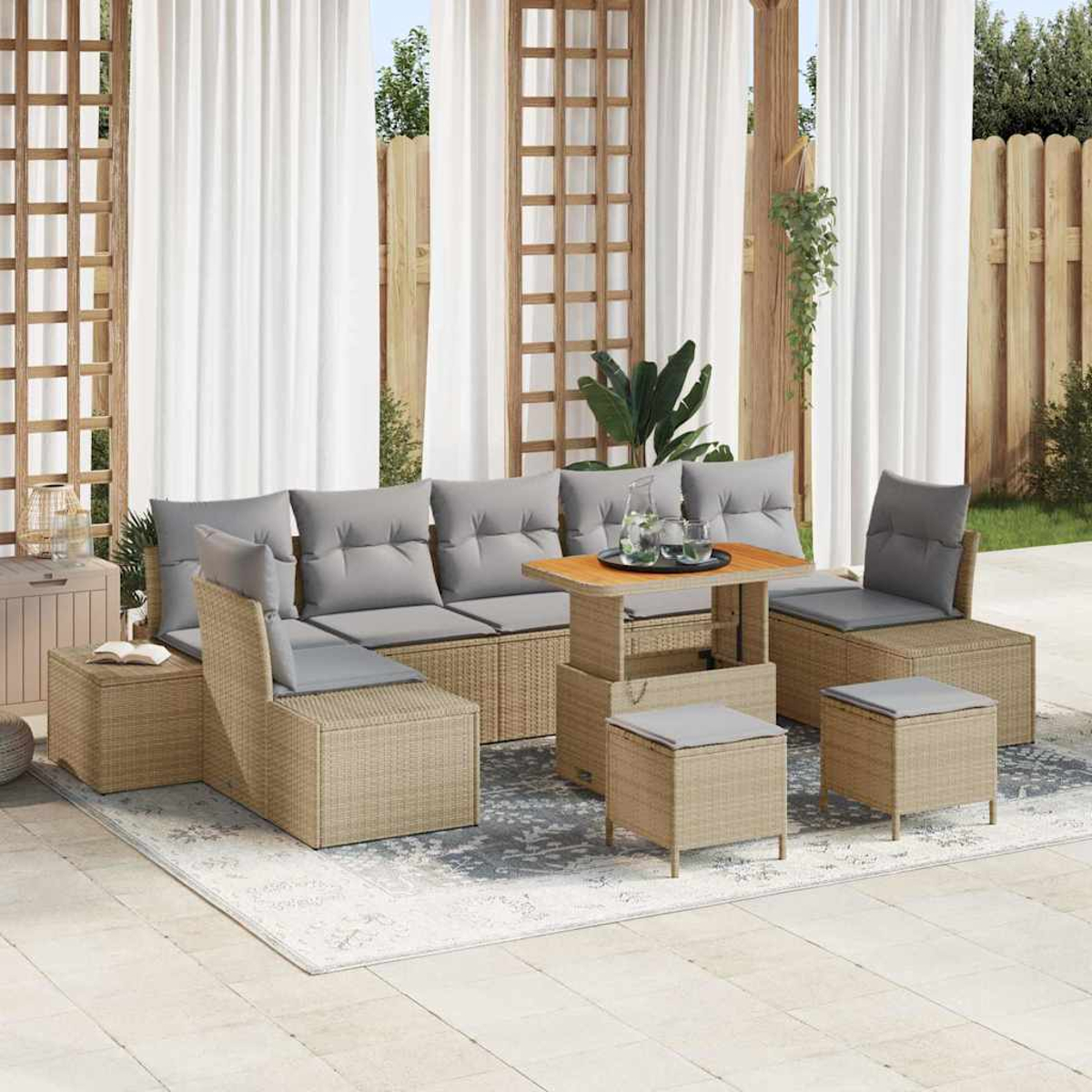 Gartenmöbel-Set mit grauen Kissen. Beinhaltet Sofa, Stühle, Tisch und Hocker, alles auf einem Teppich.
