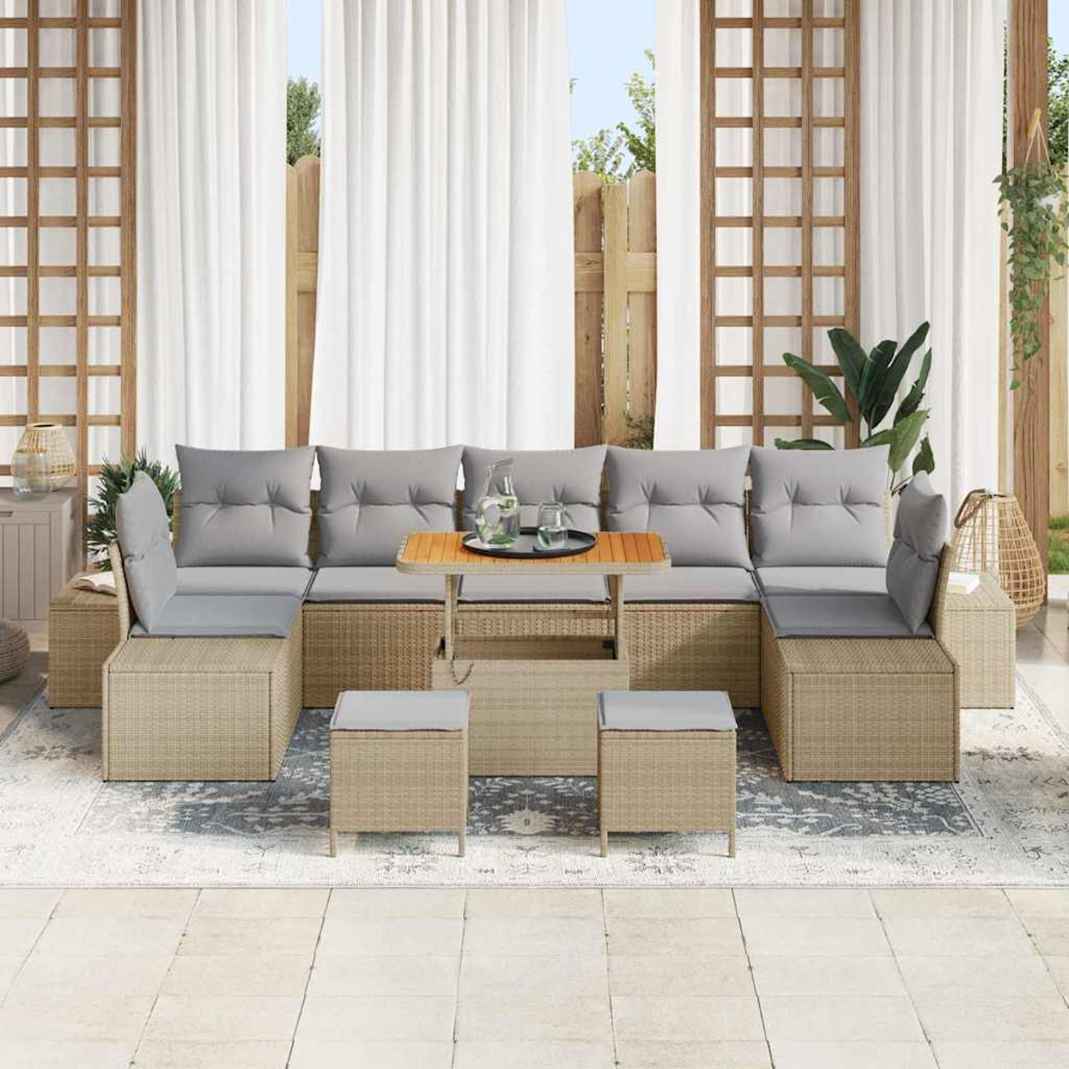 Outdoor-Ecksofa mit grauen Kissen. Inklusive kleinem Tisch und Hockern auf einem Teppich vor weißen Vorhängen.