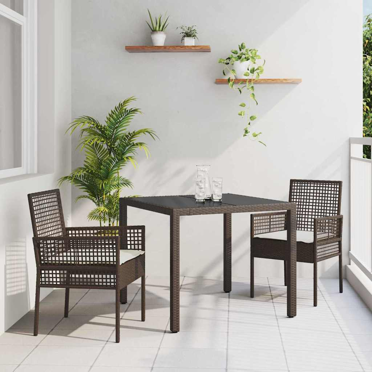 Escena de balcón: una mesa cuadrada con dos sillas. Plantas en macetas en estantes. Una planta grande en el fondo.