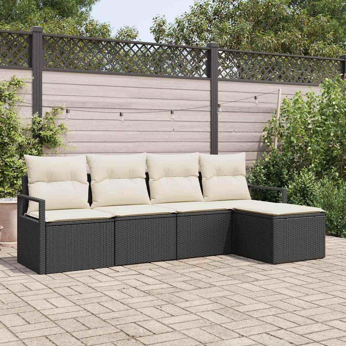 Outdoor-Ecksofa mit cremefarbenen Kissen auf einer Backstein-Terrasse. Hintergrund ist ein Holzzaun, Pflanzen und Lichterketten.