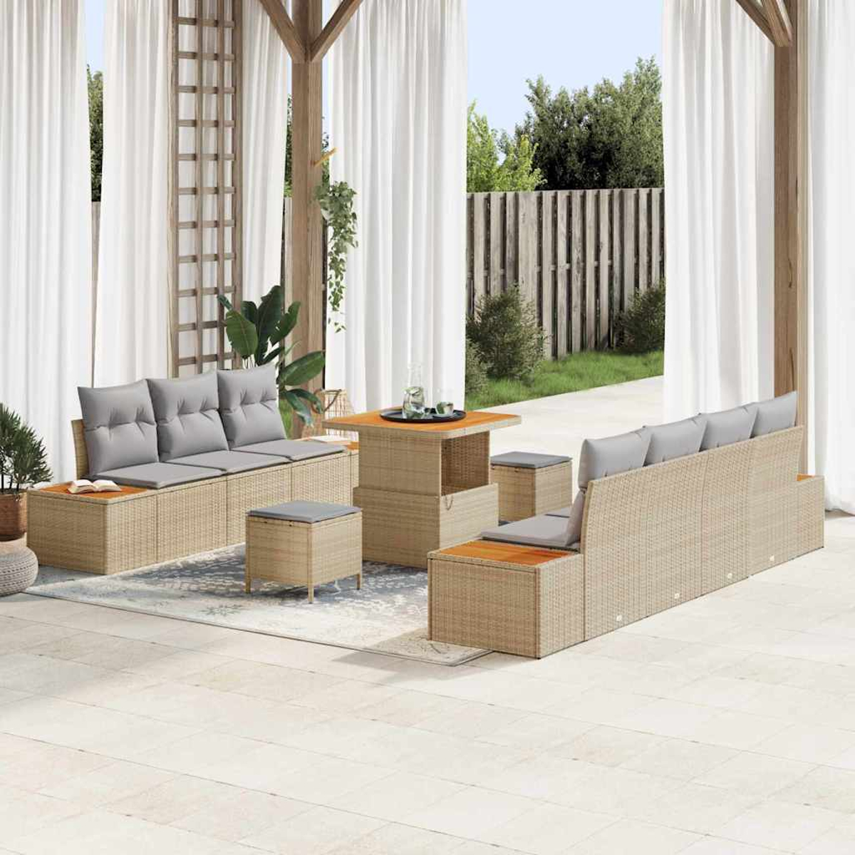 Garten-Terrassenset mit Rattansofas, quadratischem Tisch und passenden Hockern. Graue Kissen auf den Sitzen. Weiße Vorhänge im Hintergrund.