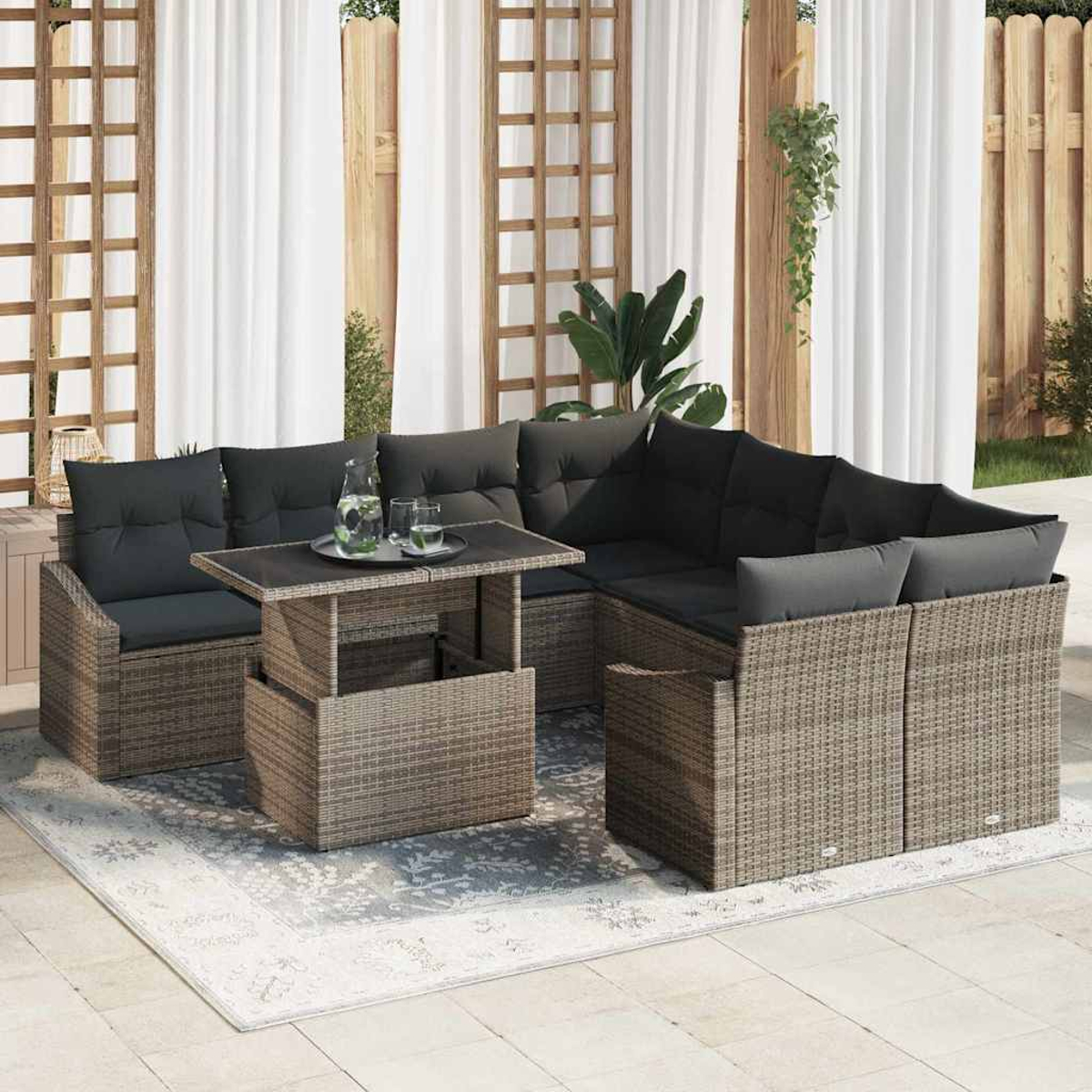 Outdoor-Ecksofa mit schwarzen Kissen, einem Hubtisch mit Getränken und einem gemusterten Teppich, vor Vorhängen und Holzgitter.