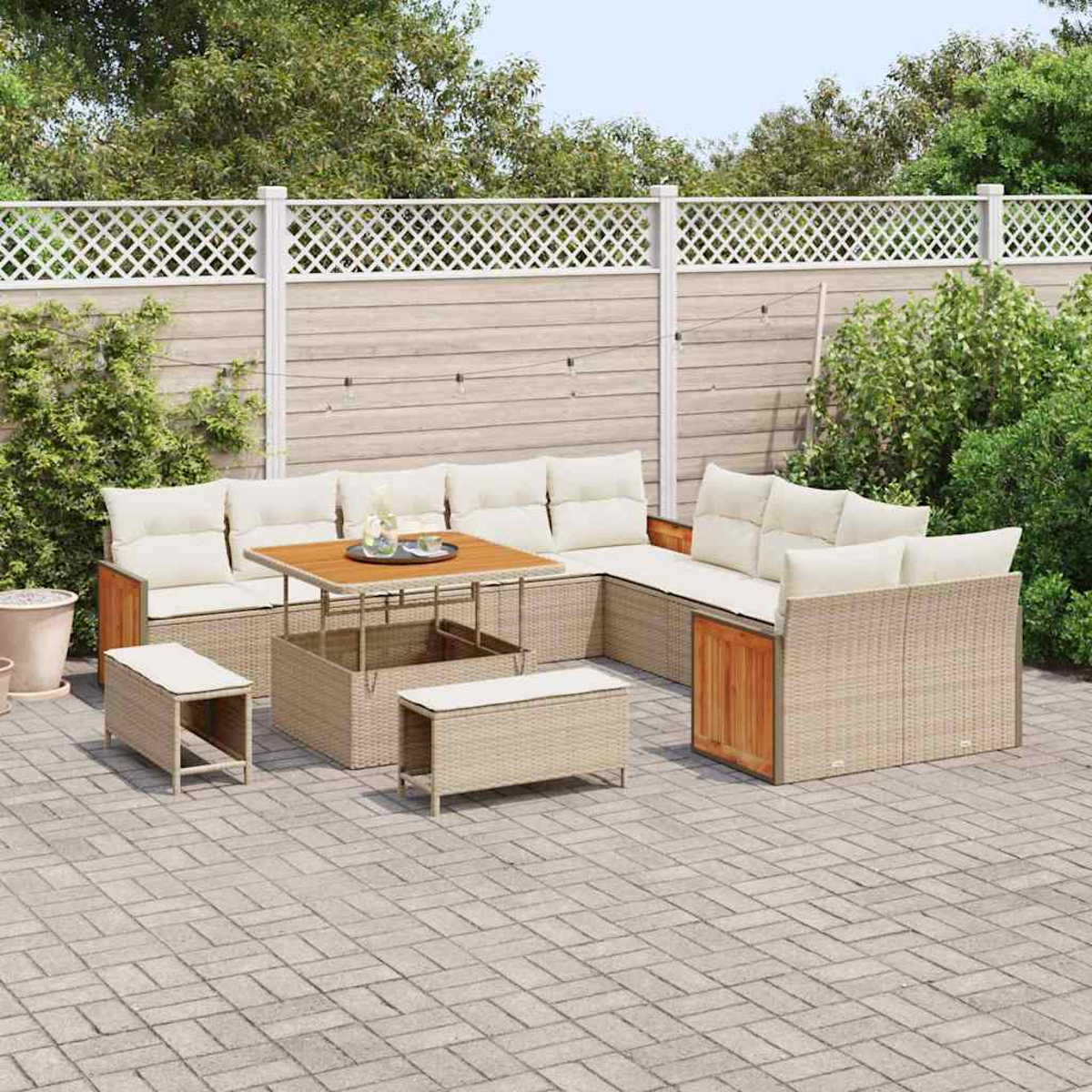 Set di sedute per esterni con cuscini beige. Include un divano angolare, due panche e un tavolino su un patio pavimentato, contro una staccionata in legno.