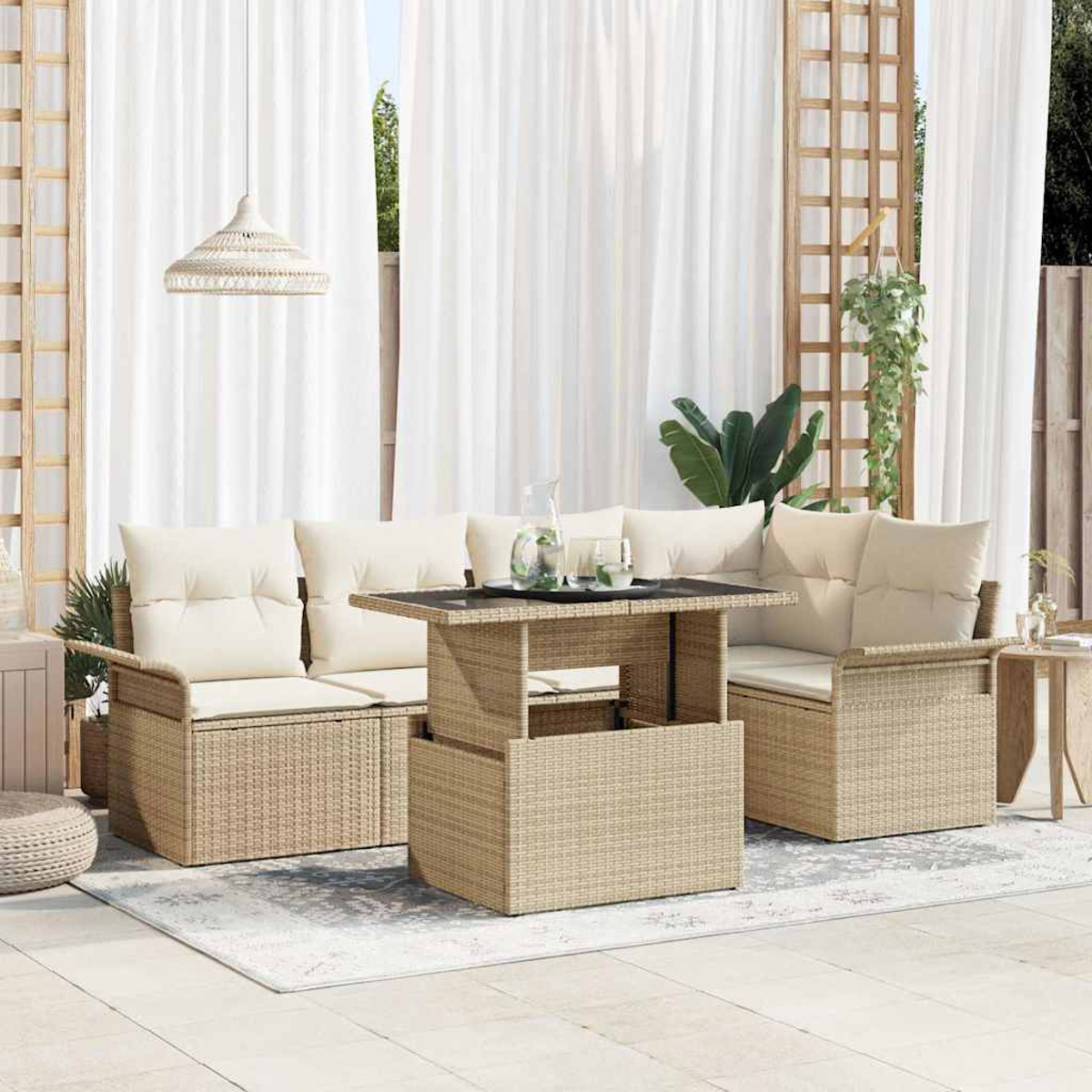 Juego de muebles de patio al aire libre con cojines beige, una mesa de ratán y cortinas blancas. Incluye sofá, sillas y una alfombra.