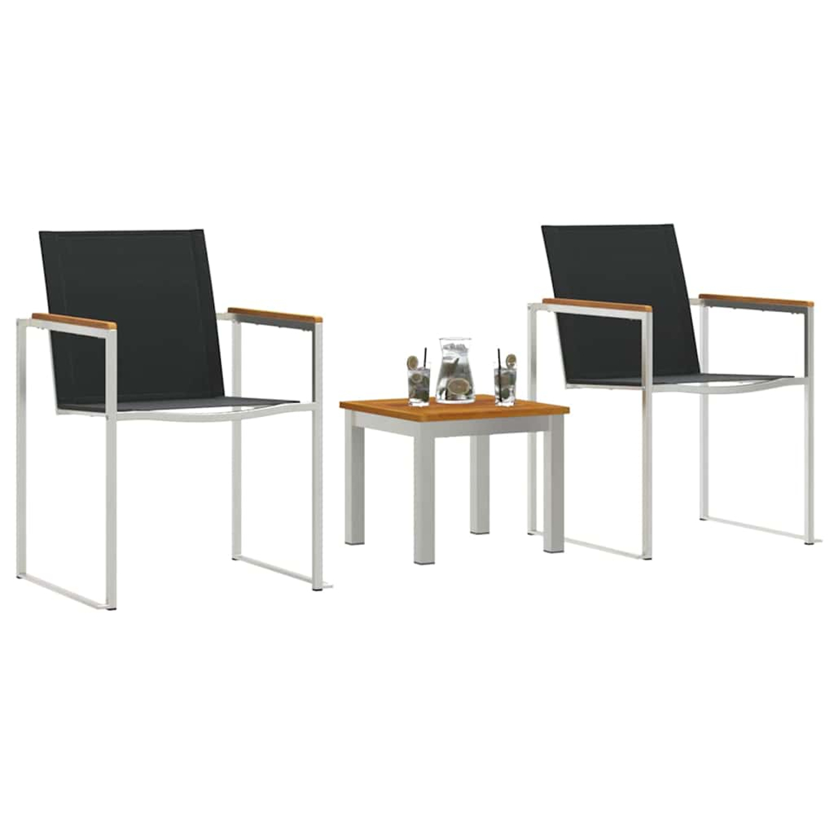Zwei Stühle mit schwarzen Sitzen, ein kleiner Tisch mit Getränken, vor weißem Hintergrund. Die Stühle haben Holzarmlehnen.