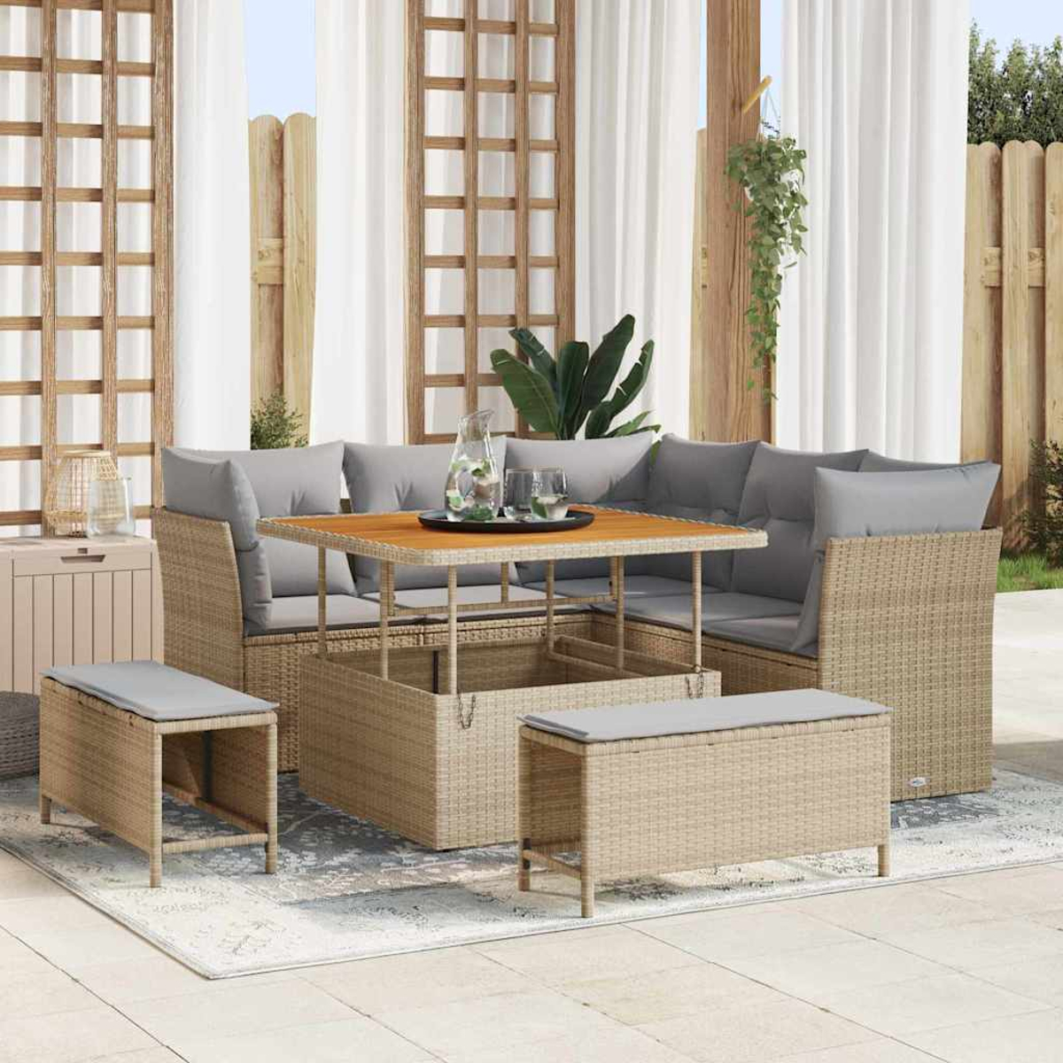 Juego de muebles de patio al aire libre con sofá seccional, mesa de centro y bancos. Cojines grises, mimbre beige y detalles de madera clara.