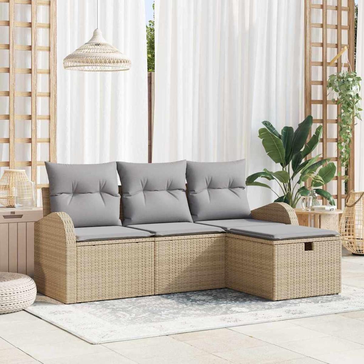 Ein Ecksofa im Freien mit grauen Kissen. Eine Hängelampe, weiße Vorhänge und Pflanzen sind sichtbar.