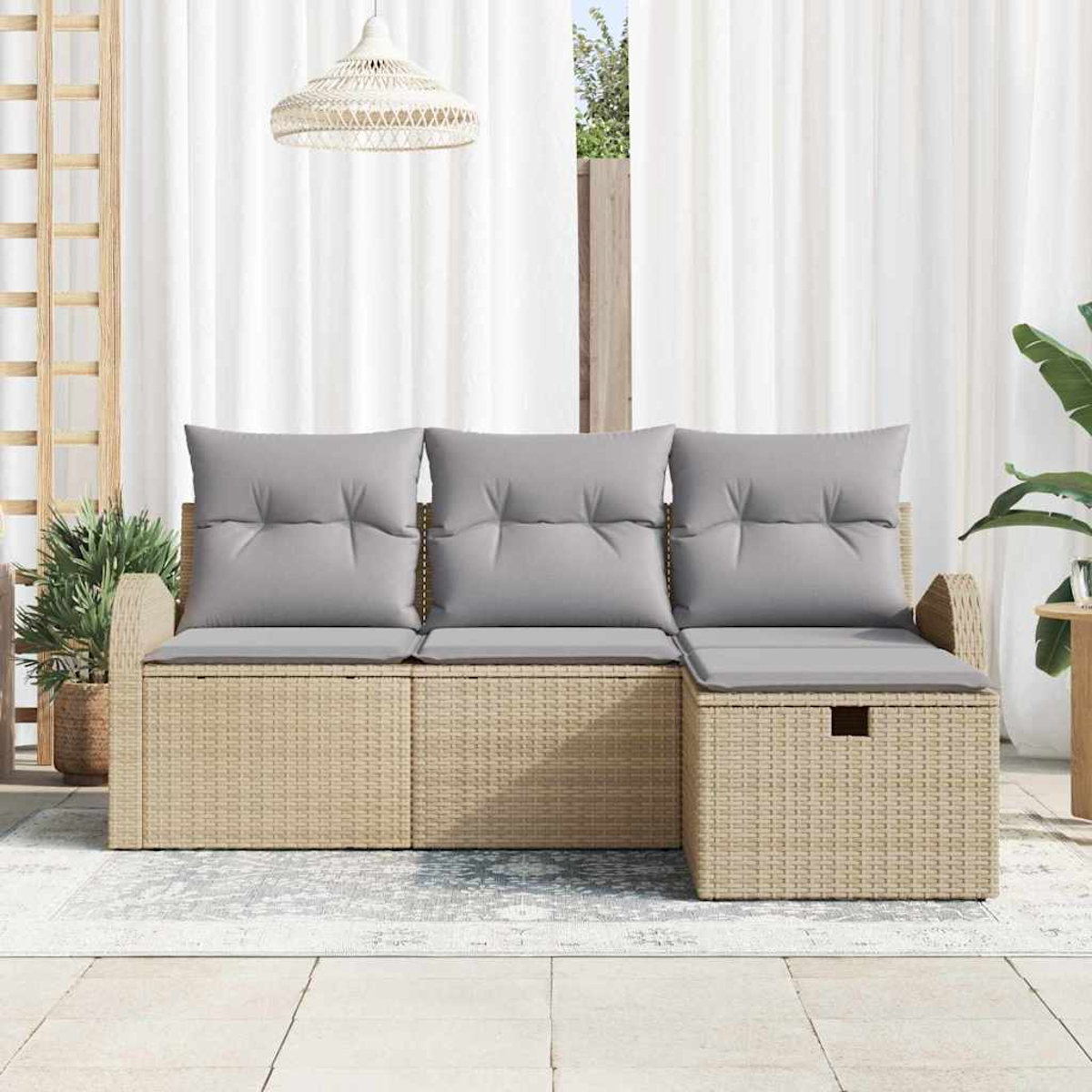 Ein geflochtenes Outdoor-Ecksofa mit grauen Kissen steht auf einer Terrasse. Dahinter befinden sich weiße Vorhänge und eine Hängelampe. Eine Pflanze ist an der Seite.