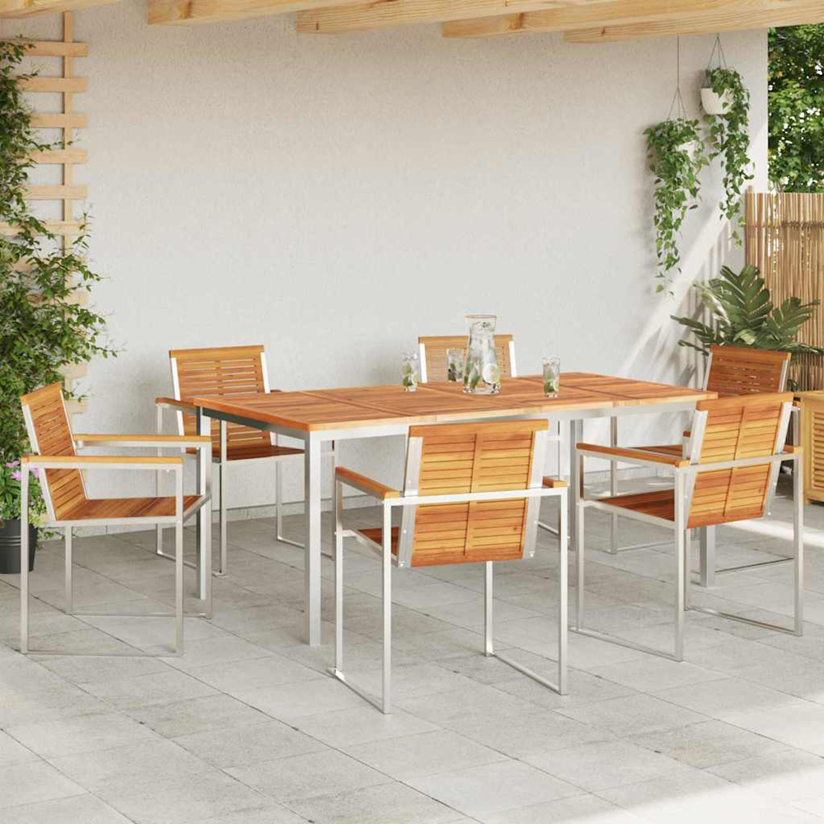 Juego de comedor al aire libre con mesa de madera y seis sillas. Plantas colgadas en el fondo, en un patio. Luz del sol visible.
