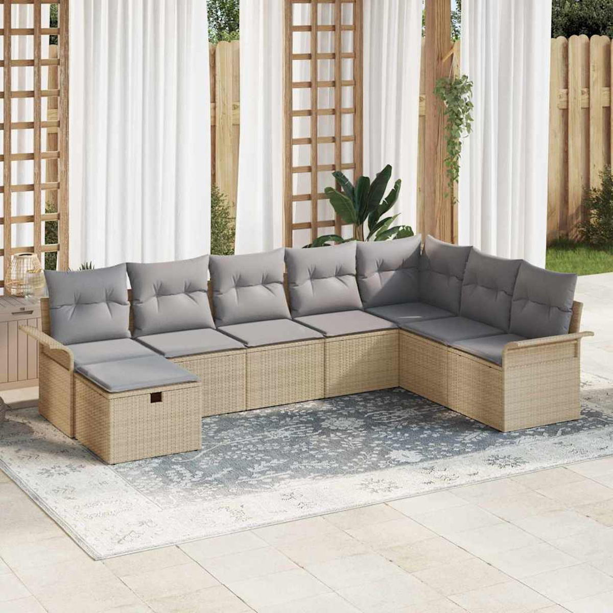 Ein Outdoor-Ecksofa mit grauen Kissen steht auf einem Teppich. Weiße Vorhänge und Holzgitter im Hintergrund.