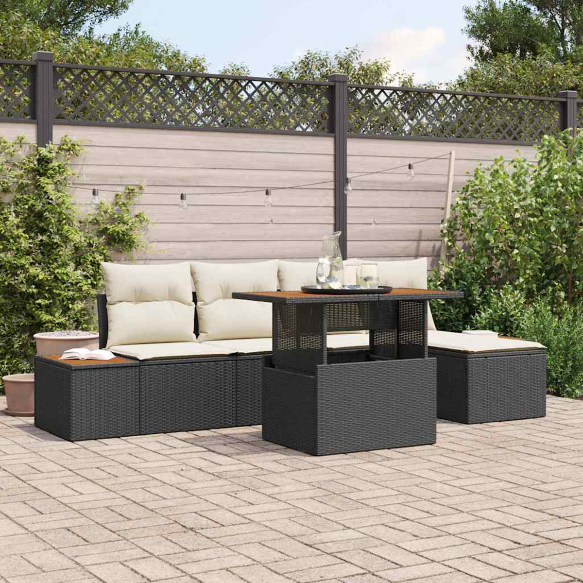 Gartenmöbel-Set: dunkle Webmöbel mit cremefarbenen Kissen, einem Tisch und einem passenden Hocker auf einer Ziegelsteinterrasse, Hinterhof.
