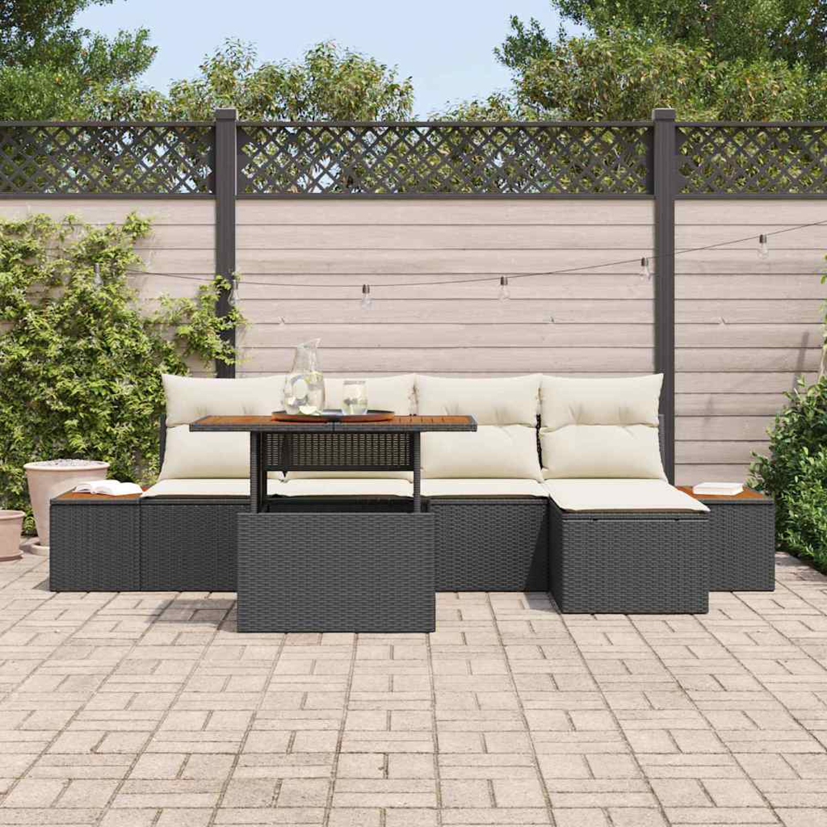 Garten-Terrassenset mit Ecksofa, Couchtisch und Holzzaun im Hintergrund. Beige Kissen.