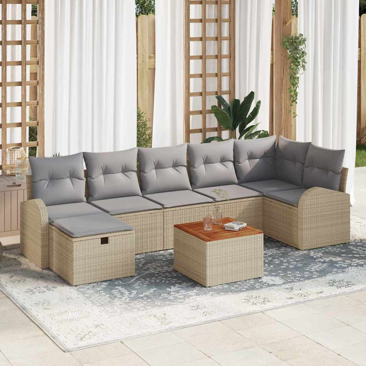 Outdoor-Ecksofa mit grauen Kissen, Korbbasis und einem Couchtisch aus Holz. Weiße Vorhänge und ein gemusterter Teppich sind im Hintergrund.