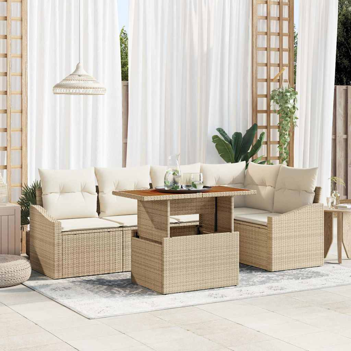 Garten-Set mit Rattanmöbeln, Holztisch, weißen Kissen und transparenten Vorhängen im Hintergrund.