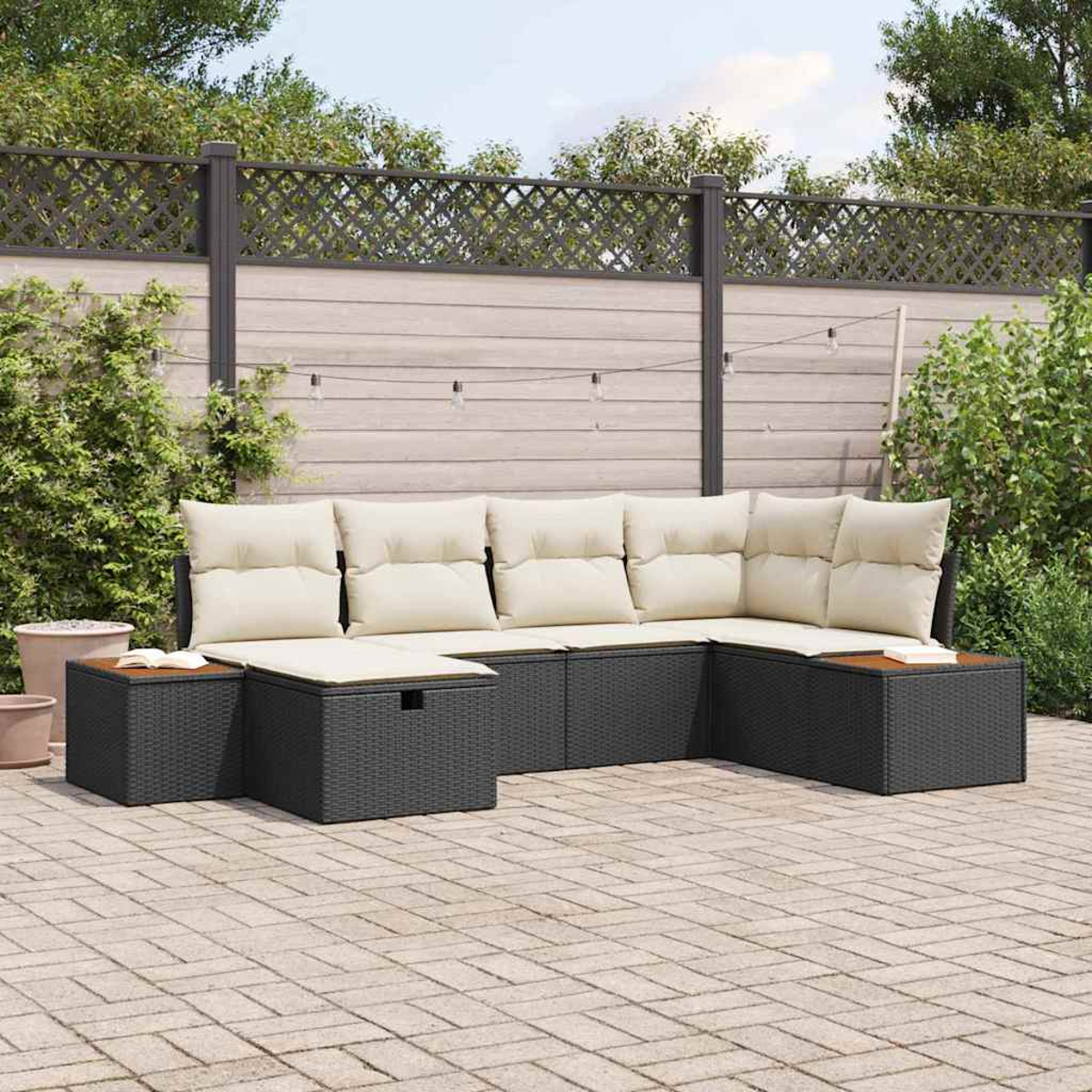 Outdoor-Ecksofa mit beigefarbenen Kissen auf einer gepflasterten Terrasse. Ein Holzzaun und Laub im Hintergrund.
