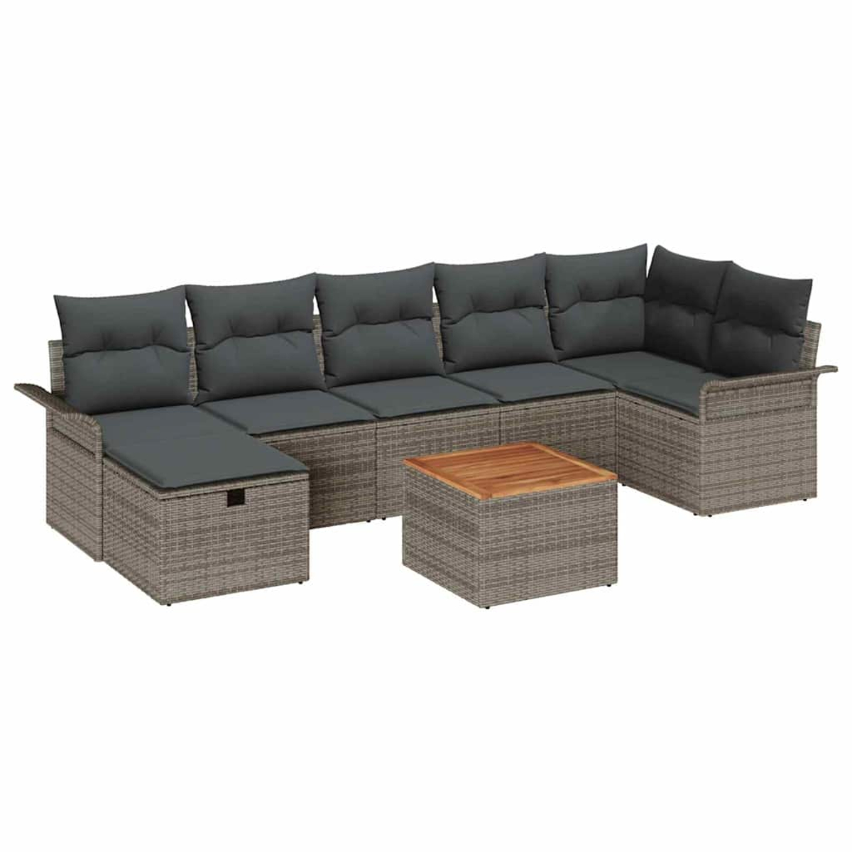 Ein graues Korbsessel-Sofa mit dunkelgrauen Kissen und einem quadratischen Couchtisch aus Holz davor.