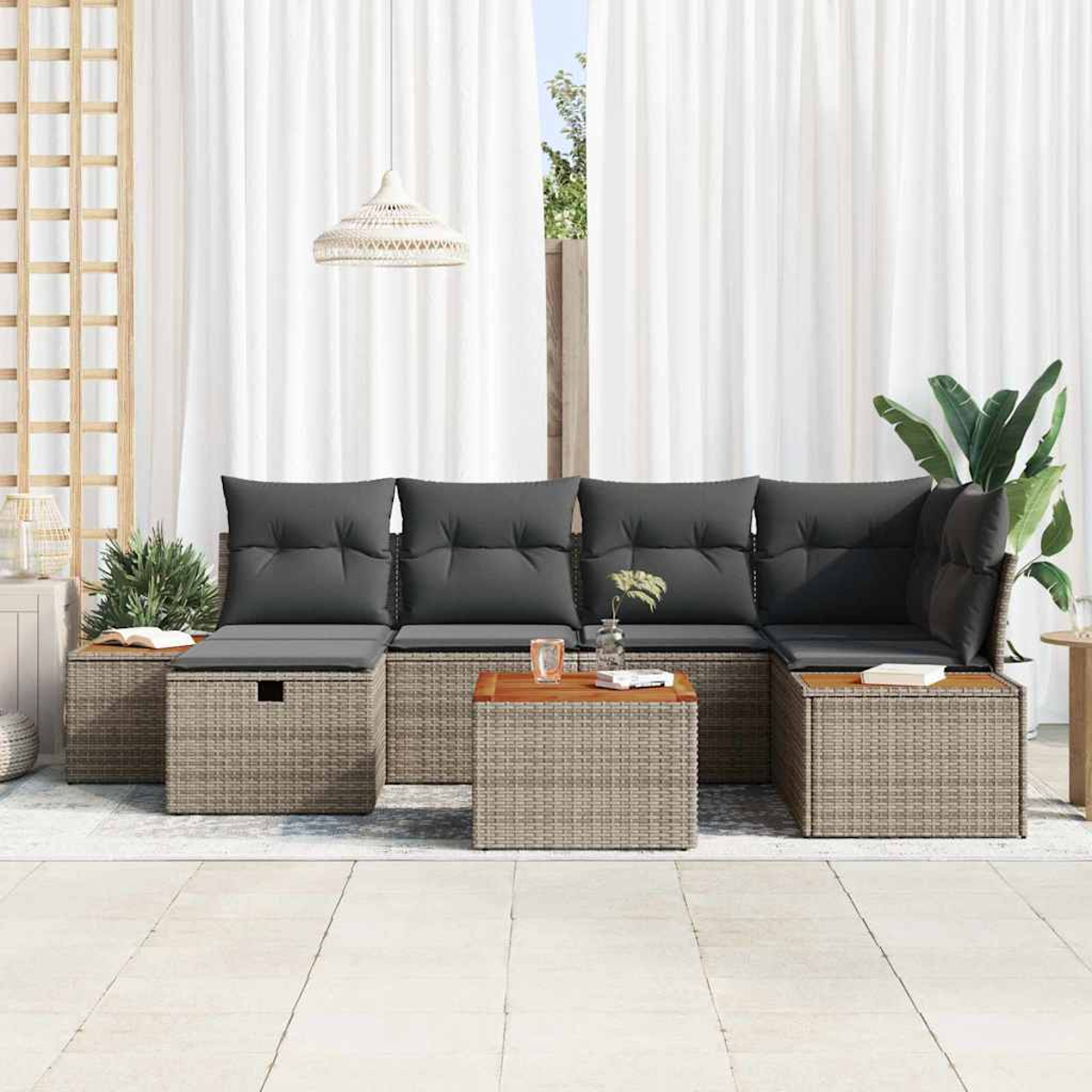 Outdoor-Ecksofa mit grauen Kissen, Holztischen und weißen Vorhängen. Pflanzen und dekorative Leuchte sind ebenfalls sichtbar.