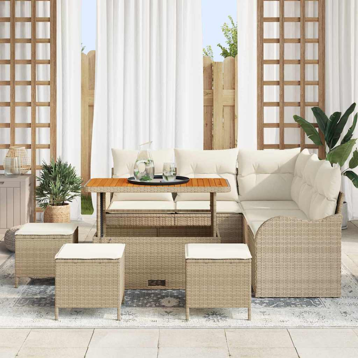 Terrassenset mit Korbmöbeln, beigen Kissen und einem Holztisch. Enthält Hocker und einen Teppich.