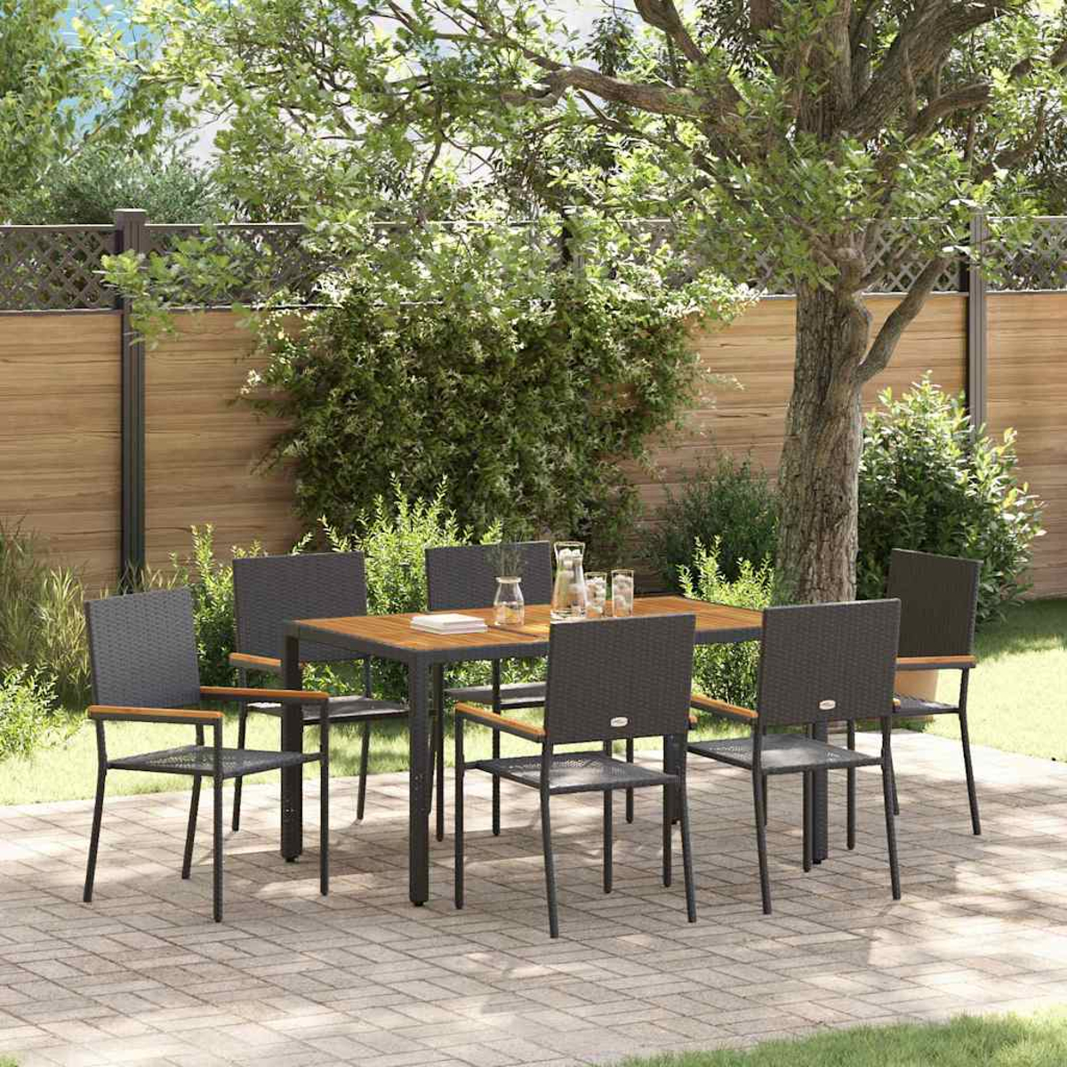 Juego de comedor al aire libre con una mesa de madera y seis sillas. La escena se desarrolla en un jardín con árboles y una valla de madera.