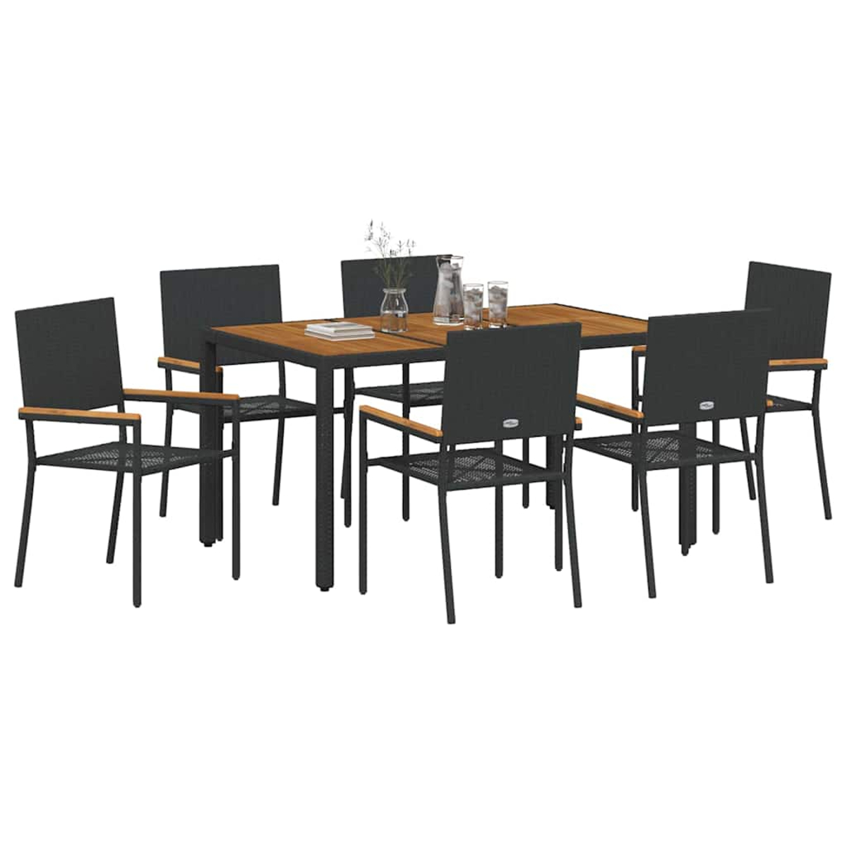 Juego de comedor al aire libre con mesa de madera, seis sillas negras y algunos objetos sobre la mesa. El fondo es blanco.