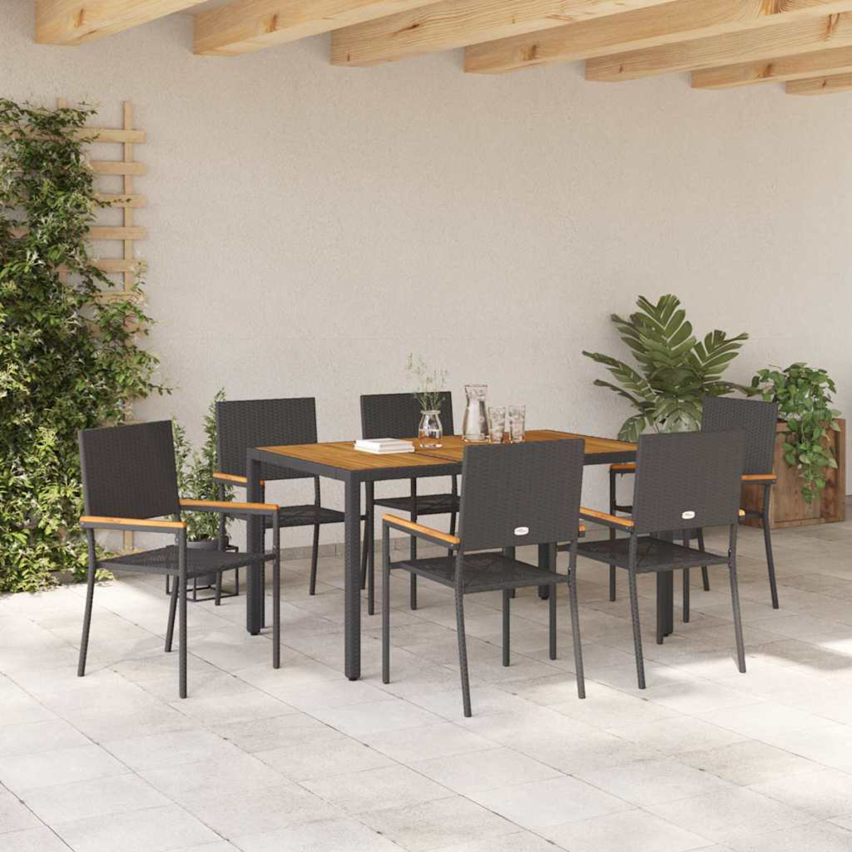Juego de comedor al aire libre: mesa de madera, sillas negras y plantas en un patio. La escena presenta una pared clara y vigas de madera.