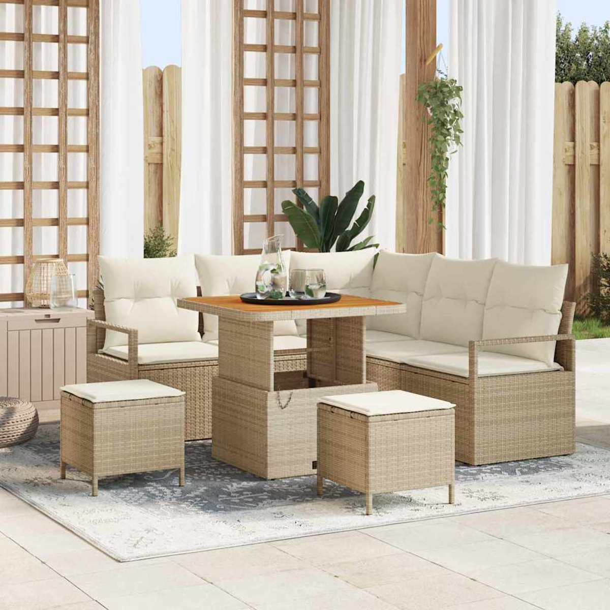 Garten-Terrassenset mit beigen Kissen, einem Tisch und zwei Ottomanen. Weiße Vorhänge und Holzgitter im Hintergrund.