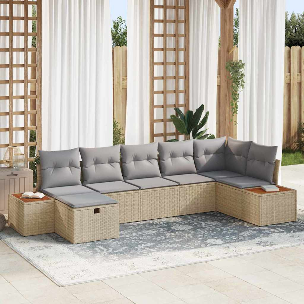 Outdoor-Ecksofa mit grauen Kissen auf einem gemusterten Teppich. Weiße Vorhänge und Holzgitter im Hintergrund. Sonniger Tag.