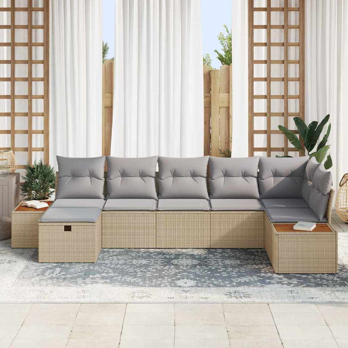 Outdoor-Ecksofa mit grauen Kissen auf einem gemusterten Teppich. Dahinter befinden sich weiße Vorhänge und Holzgitter.