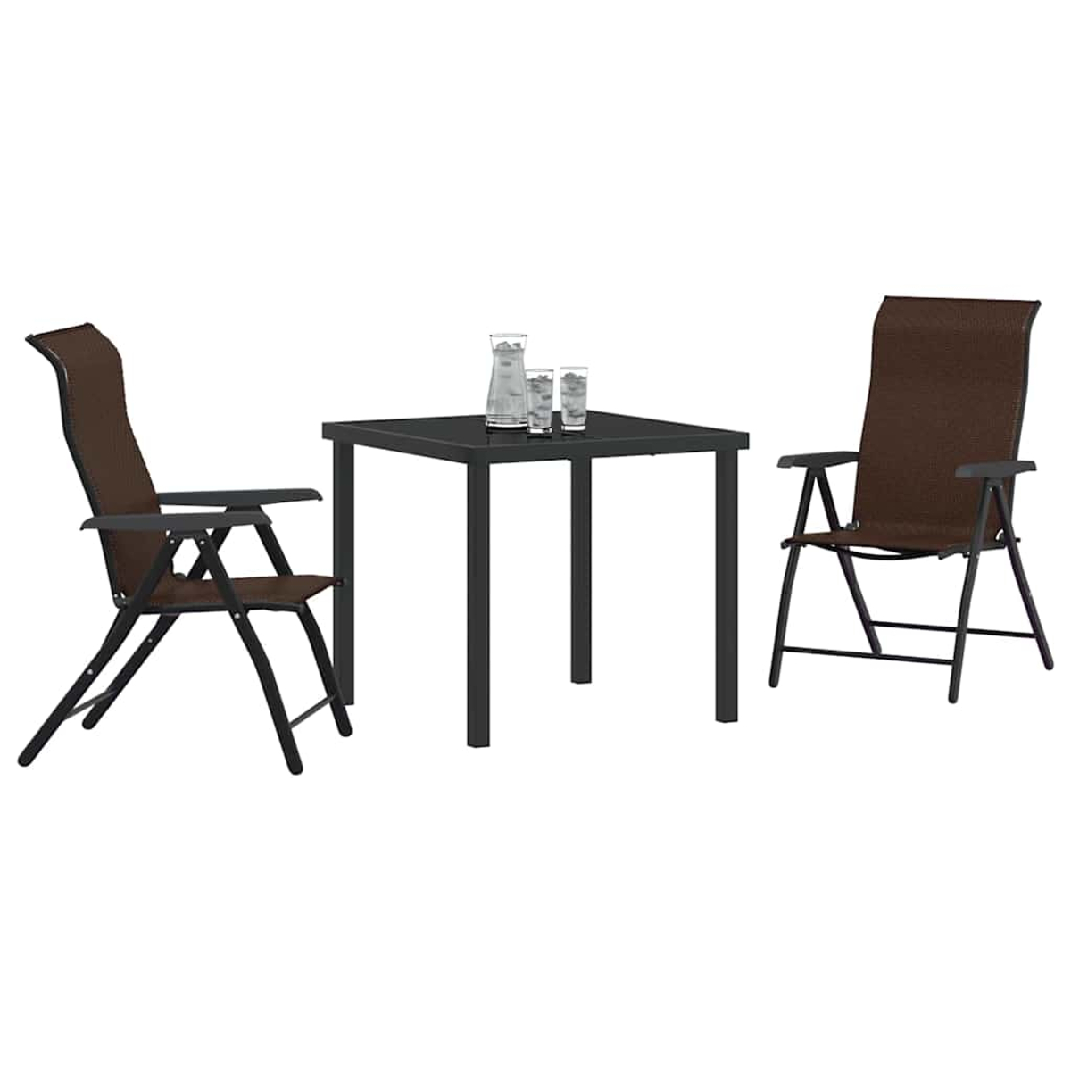 Ein quadratischer schwarzer Tisch mit zwei braunen Stühlen und einem Krug mit Gläsern. Der Tisch steht in der Mitte.