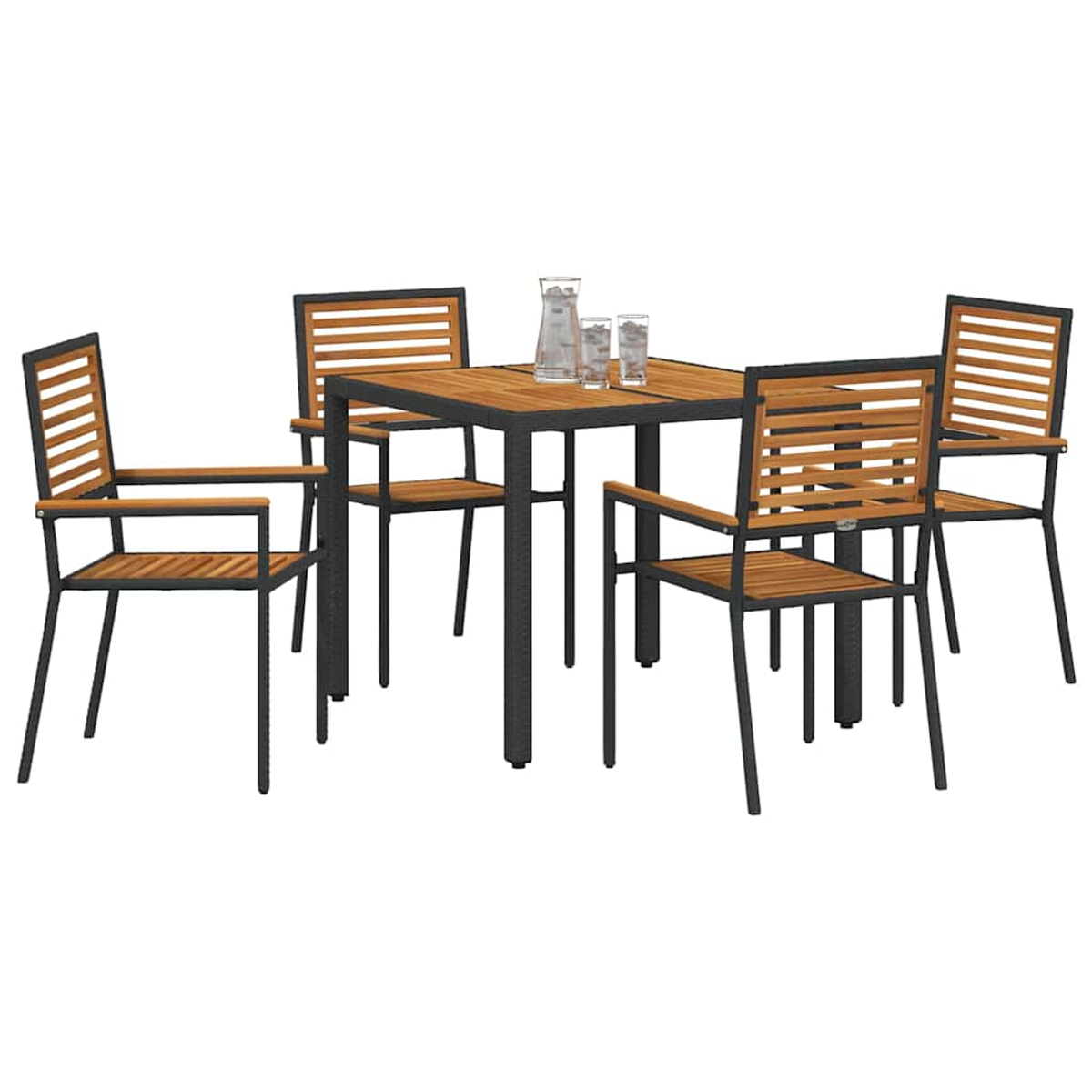 Essgruppe im Freien: quadratischer Tisch, vier Stühle und ein Glaskrug mit Gläsern auf dem Tisch. Die Stühle und der Tisch sind braun und schwarz.