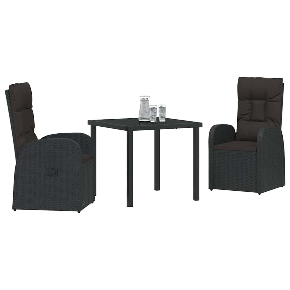 Ein schwarzes Terrassenset mit zwei Sesseln und einem kleinen Tisch. Auf dem Tisch stehen eine Kanne und zwei Gläser. Weißer Hintergrund.