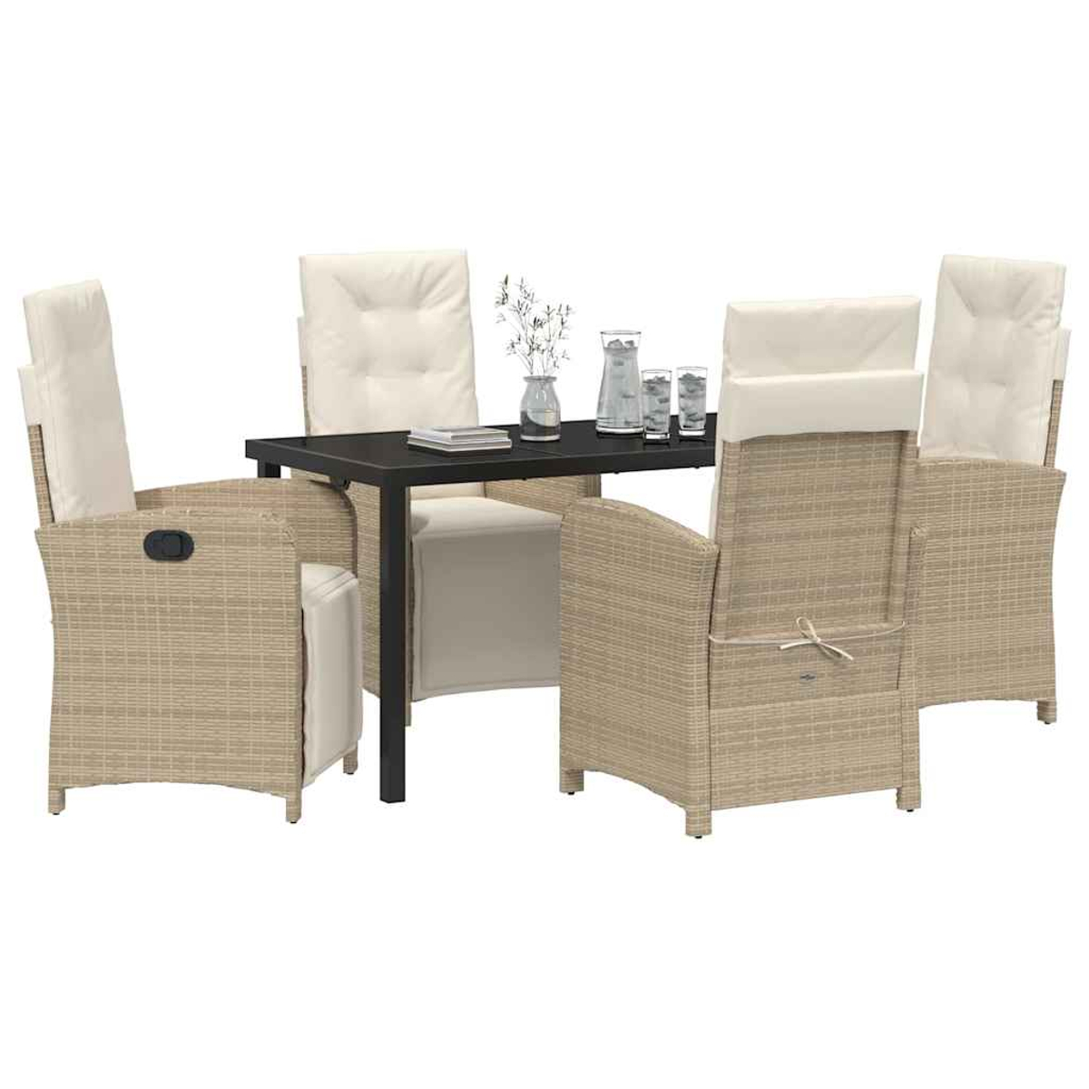 Ein Terrassenset mit einem schwarzen Tisch und sechs Korbstühlen. Die Stühle haben cremefarbene Kissen und eine Blumenvase.