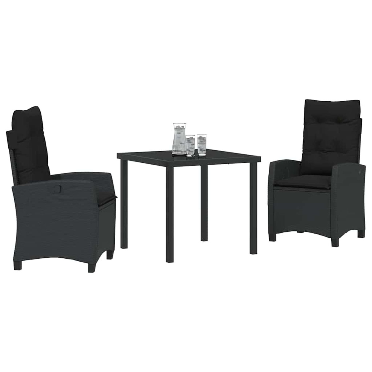 Set da patio grigio scuro: due poltrone, un tavolino quadrato e una caraffa di vetro con due bicchieri sul tavolo. Tutto su sfondo bianco.