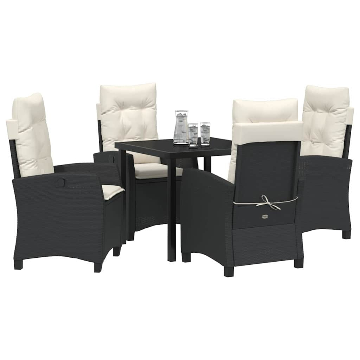 Ein schwarzes Ess-Set für den Außenbereich mit quadratischem Tisch, vier Stühlen mit weißen Kissen und einem Krug mit Gläsern.